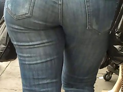 Following a grate ass and butt in jeans