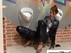 Glamouors Babe Gets Gumshower From Cock In Gloryhole