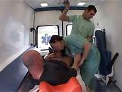 L ambulanciere a de gros seins