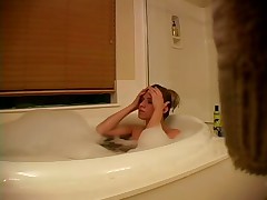 Amanda Takes Bubble Bath And Plays With Her Cooche