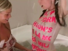 Blonde Lana kisses puss of her sister in the bath