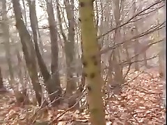 Dame timide dans les bois